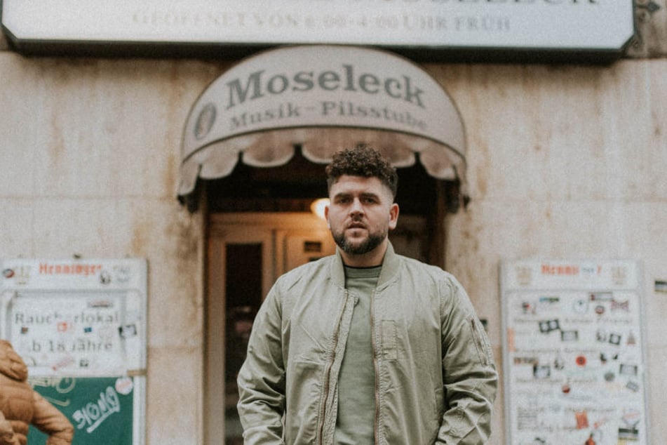 Rapper Vega vor dem "Moseleck", einer Traditionskneipe im Frankfurter Bahnhofsviertel.