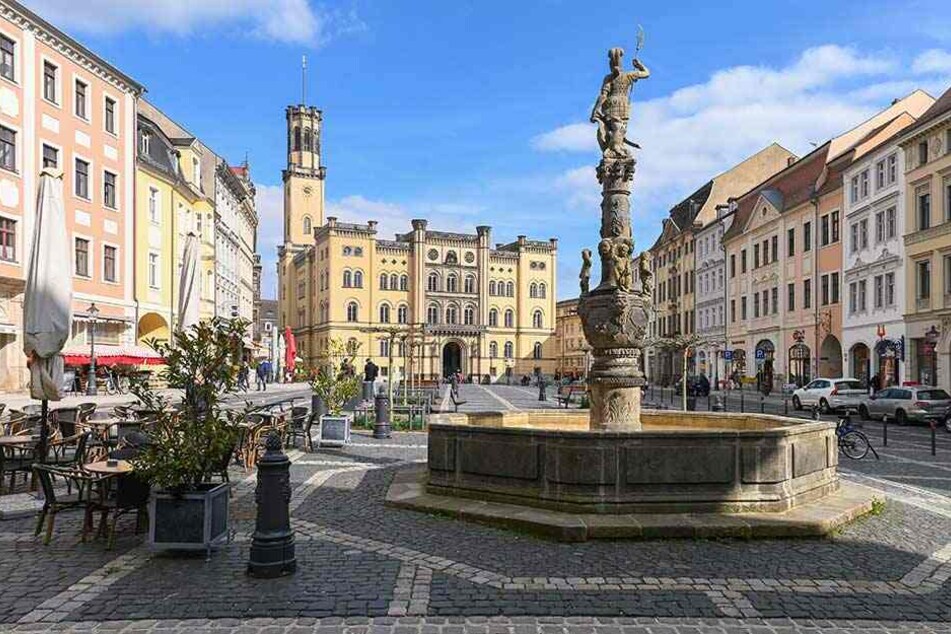 Der Marktplatz mit dem Rathaus ist nur einer von vielen malerischen Orten in der Stadt.