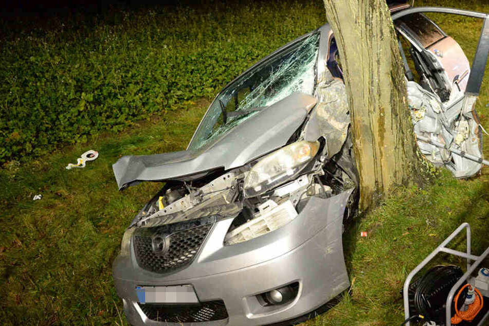 Die Autofahrerin geriet in einer Linkskurve von der Straße.