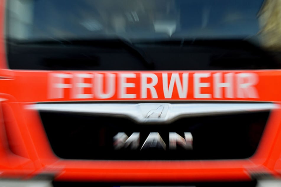 Am Silvesterabend retteten Feuerwehrleute zwei bewusstlose Menschen bei einem Wohnhausbrand in Mannheim. (Symbolbild)