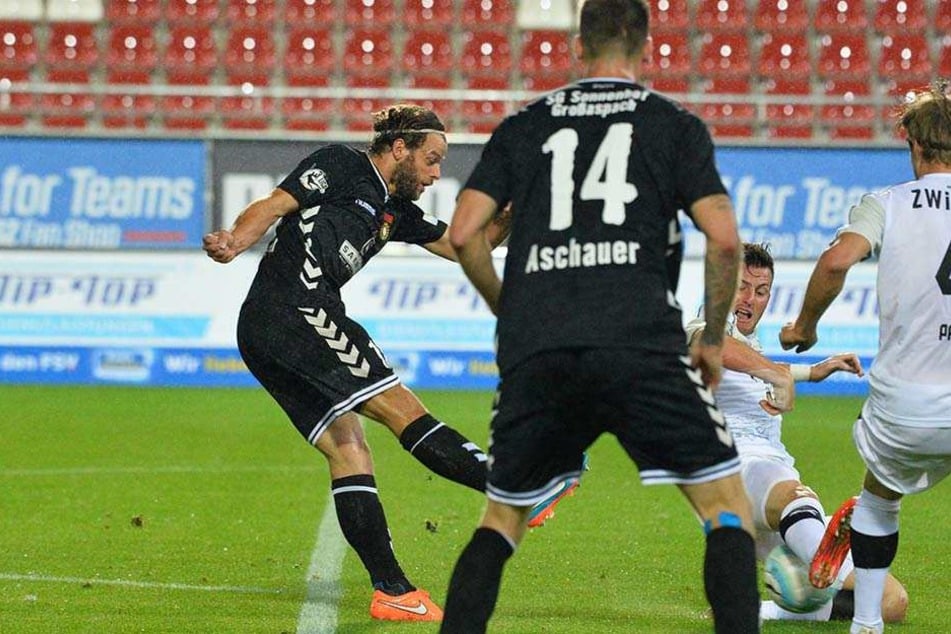 Timo Röttger (l.) hat abgezogen, gleich schlägt der Ball im Zwickauer Gehäuse zum 0:1 ein - schon der
Genickbruch für den Gastgeber.