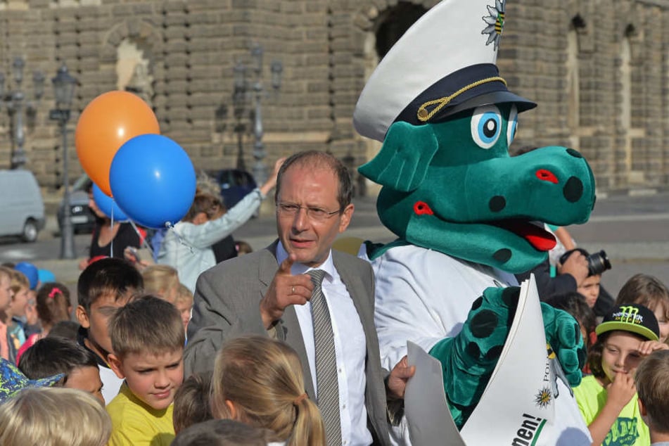 Poldi und sein Chef, Innenminister Markus Ulbig (52, CDU). Derzeit werden
Darsteller gesucht. Sie müssen aber bereits beim Freistaat beschäftigt sein