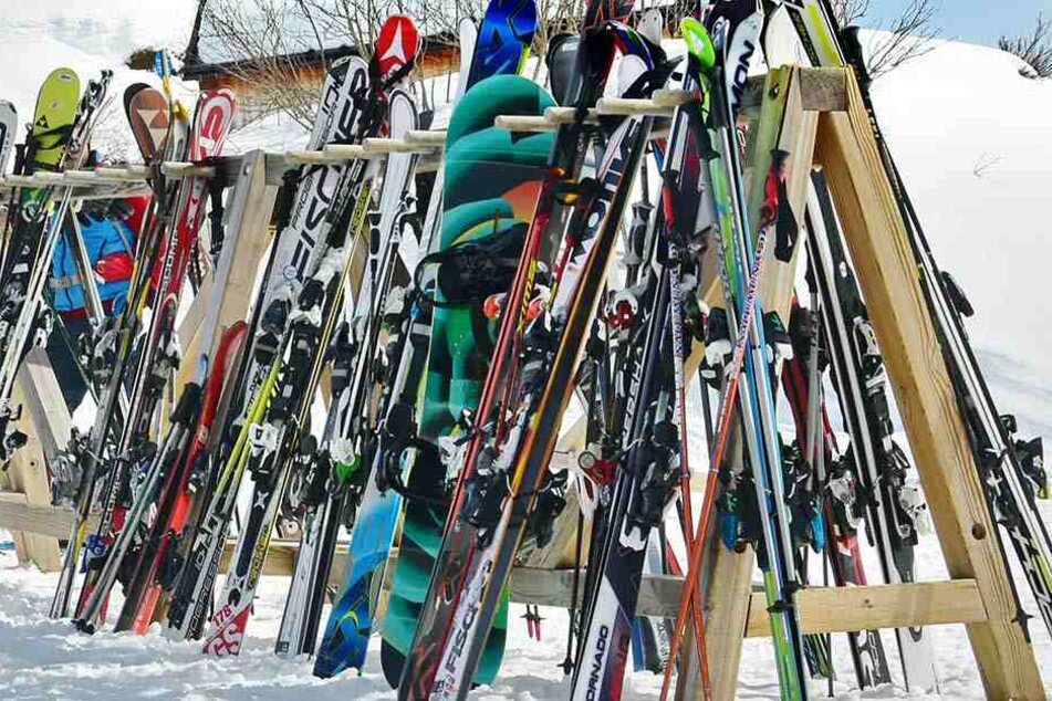 Vor allem im Freien schlagen Ski-Diebe bevorzugt zu. Am Fichtelberg wurden im Vorjahr gleich 25 Fälle gemeldet.