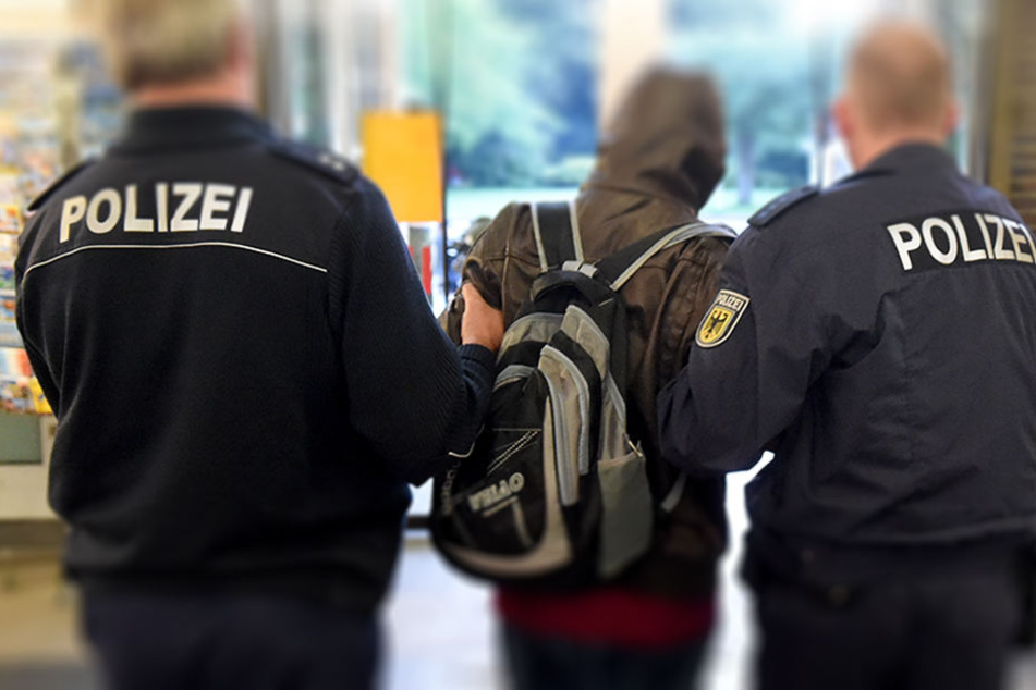 Mehrere Jahre blieb er unentdeckt. Bei einer Routinekontrolle ging er den Bundespolizisten ins Netz. (Symbolbild)
