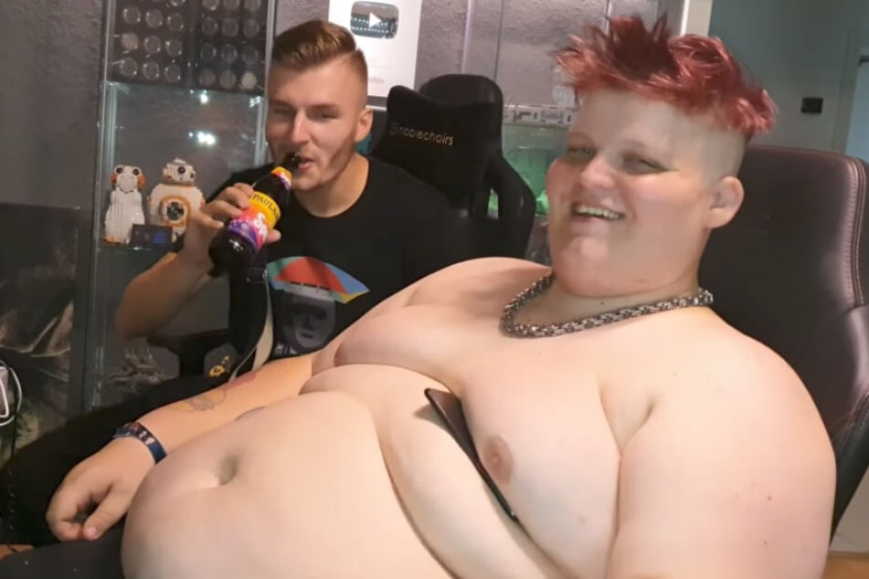 Daheim bei Exsl (der sich das Handy locker unter die Brust klemmt). Im Hintergrund: AdlerssonReview.