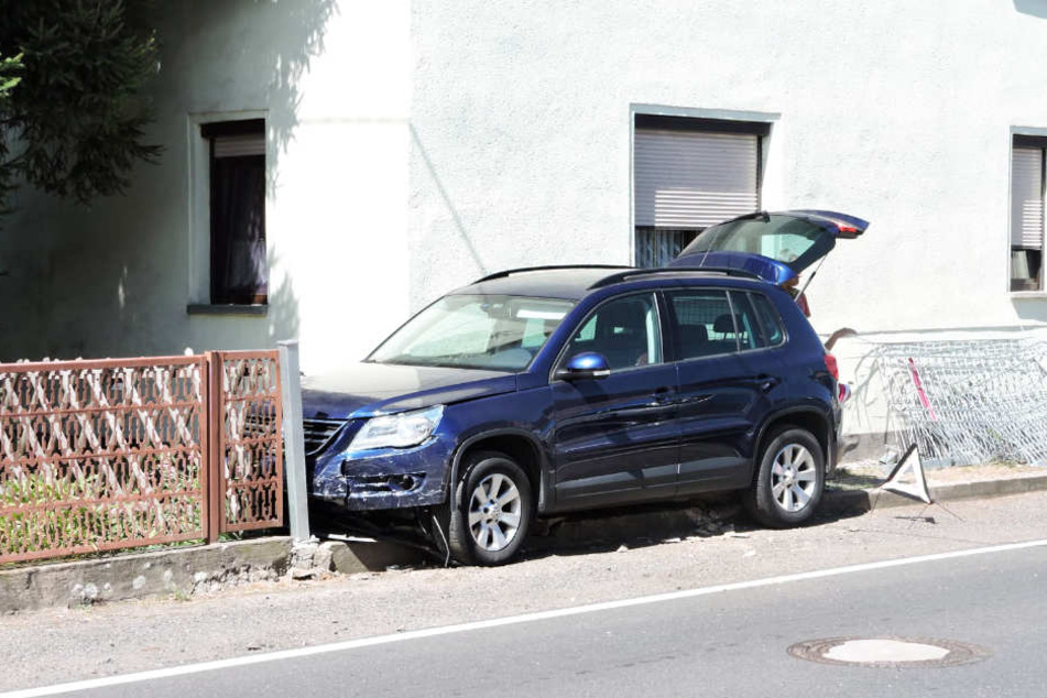 Die Frau landete mit ihrem VW mitten in einem Zaun.