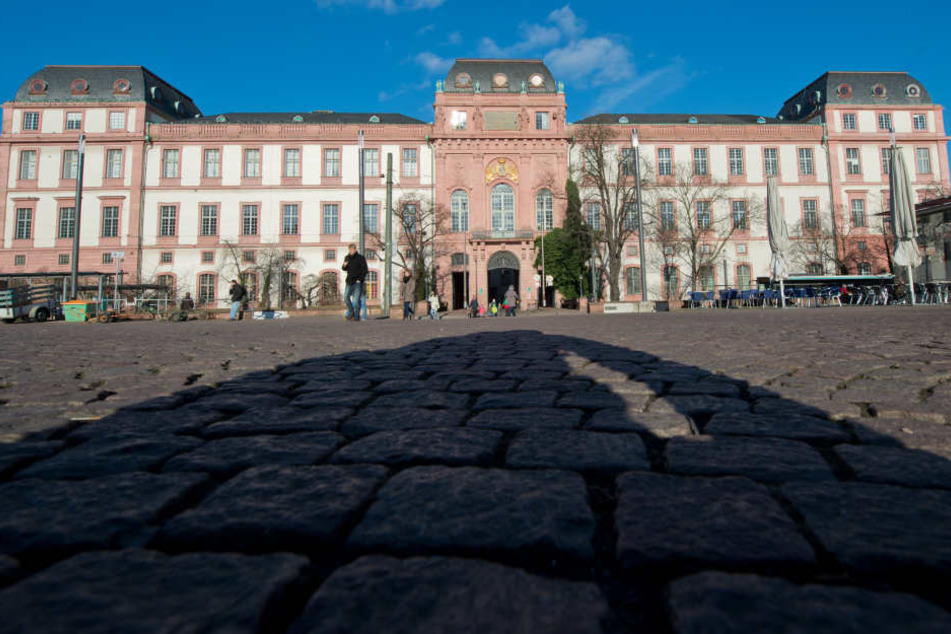 Das Schloss liegt mitten in der Darmstädter Innenstadt.