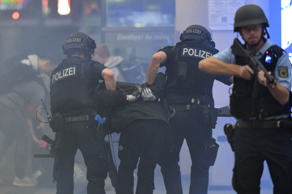 Polizisten sichern den Bahnhof ab.