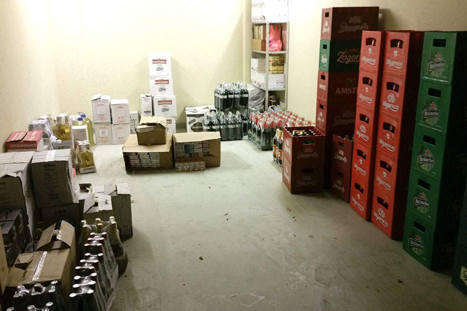 Hinter zahlreichen Limonadenkästen hatte ein Lkw-Fahrer Zigaretten, Alkohol und andere unversteuerte Waren gelagert.