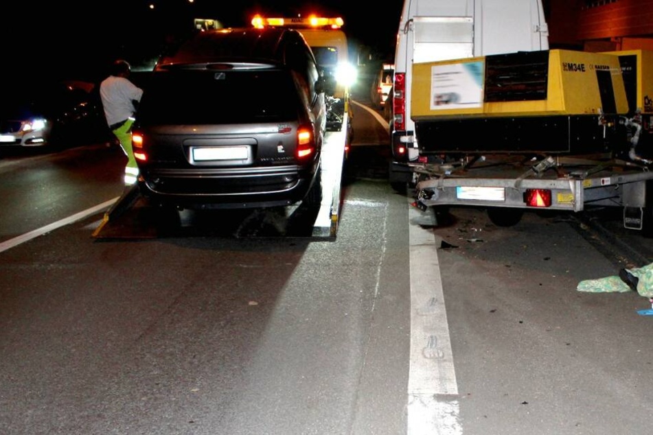 Der Unfallwagen wird nach dem Unfall in Hagen abgeschleppt.