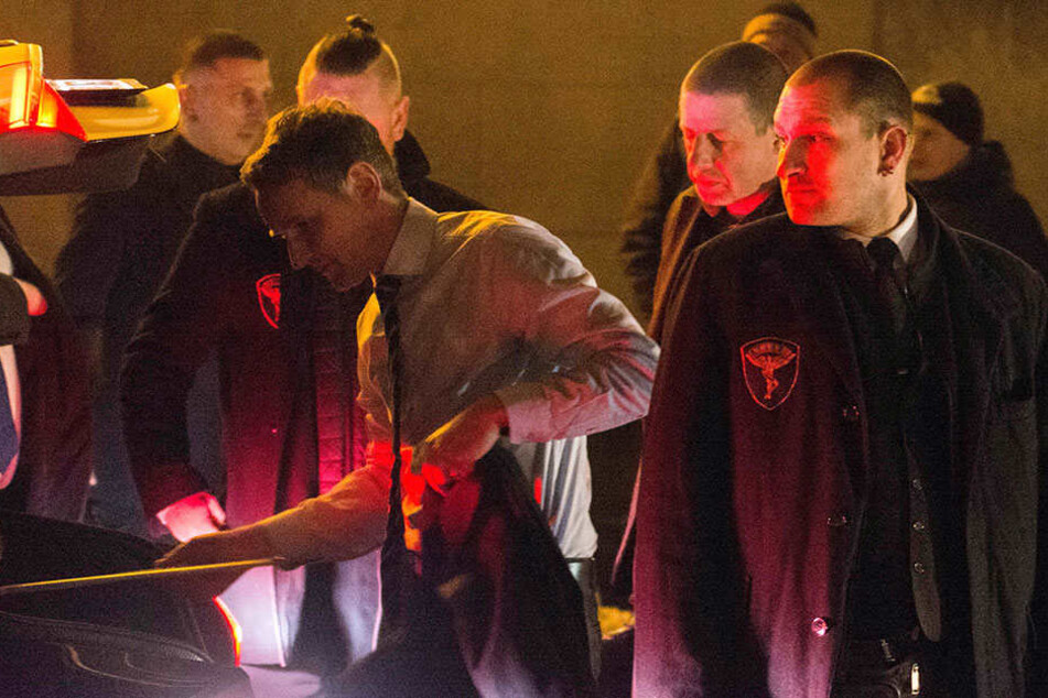 Hier trifft Thüringens AfD-Chef Björn Höcke (44, weißes Hemd) vor dem Ballhaus Watzke ein. Auch Gesinnungsgenosse Götz Kubitschek (46, links neben Höcke) wollte sich den Auftritt nicht entgehen lassen.