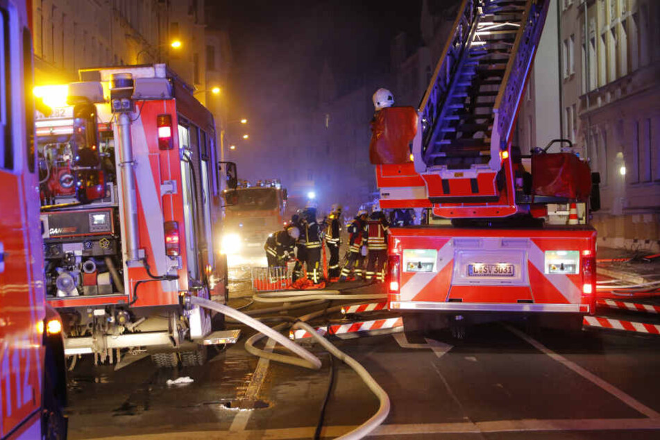 Feuerwehrkameraden an der Unglücksstelle. Hier explodierte in der Nacht ein Dönerimbiss.