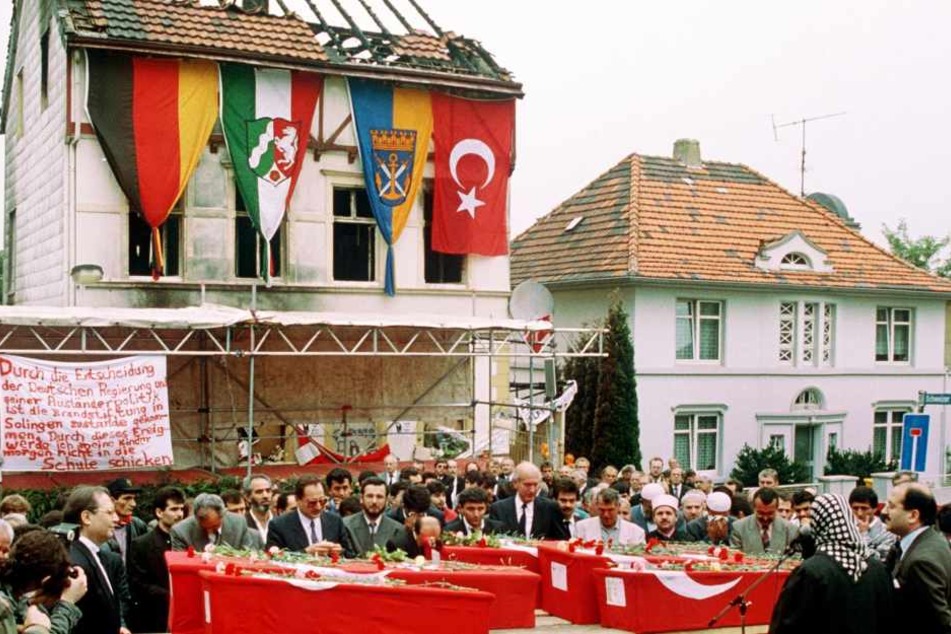 Am 23. Mai 1993 hatten rechtsradikale Männer das Haus in Solingen angezündet. Fünf Menschen starben in den Flammen, die später betrauert wurden. (Archivfoto)