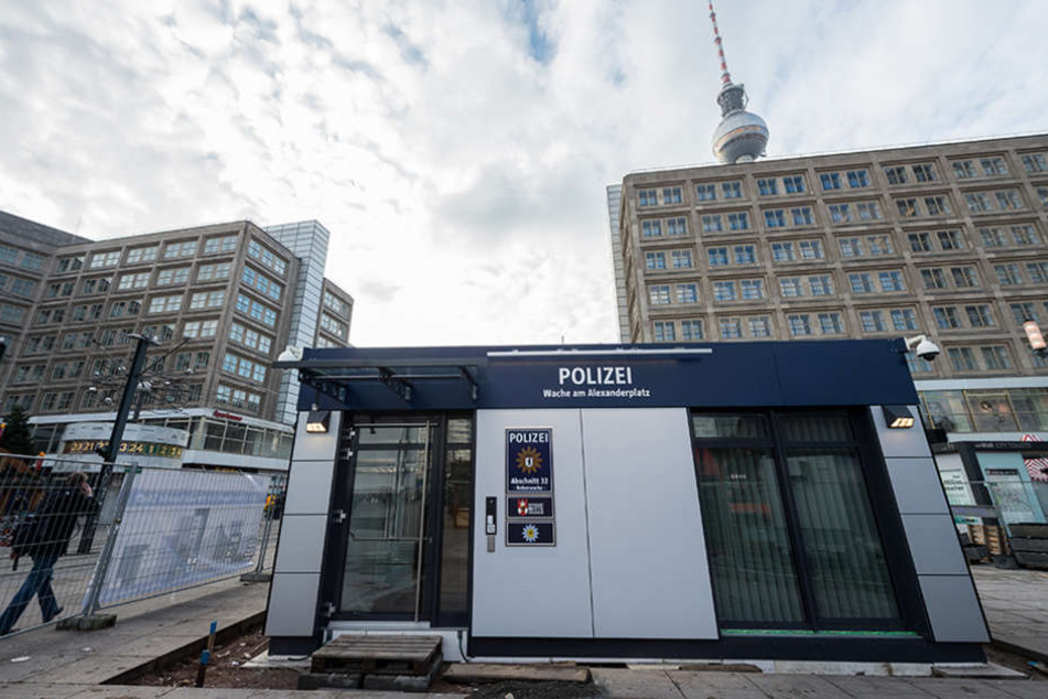 Die neue Polizeiwache steht mitten auf dem Alexanderplatz.