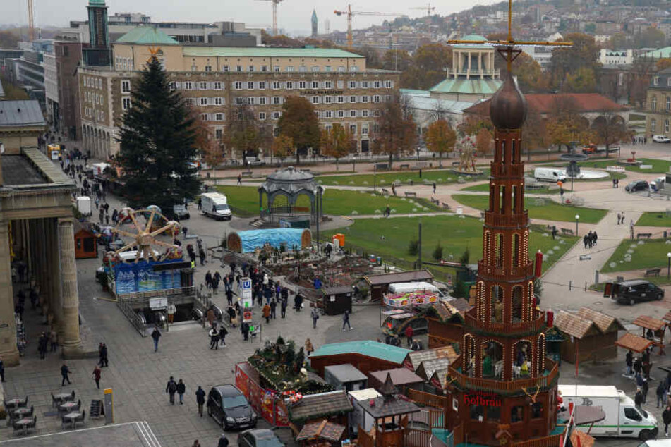 Die Pyramide ist 26,5 Meter hoch. Für ihren Auf- und Abbau wird ein 70-Tonnen-Kran benötigt.