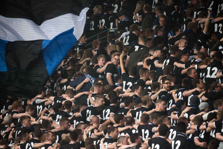 Die Bielefelder Fans stehen vor dem Spiel mit der einheitlichen Rückennummer 12 auf der Tribüne