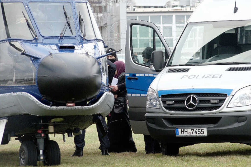 Polizisten führen die festgenommene Songül G. in einen Hubschrauber der Bundespolizei. (Archivbild)