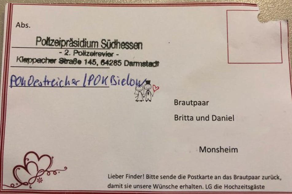 Am herzförmigen Ballon waren liebe Wünsche für ein frisch vermähltes Brautpaar befestigt.