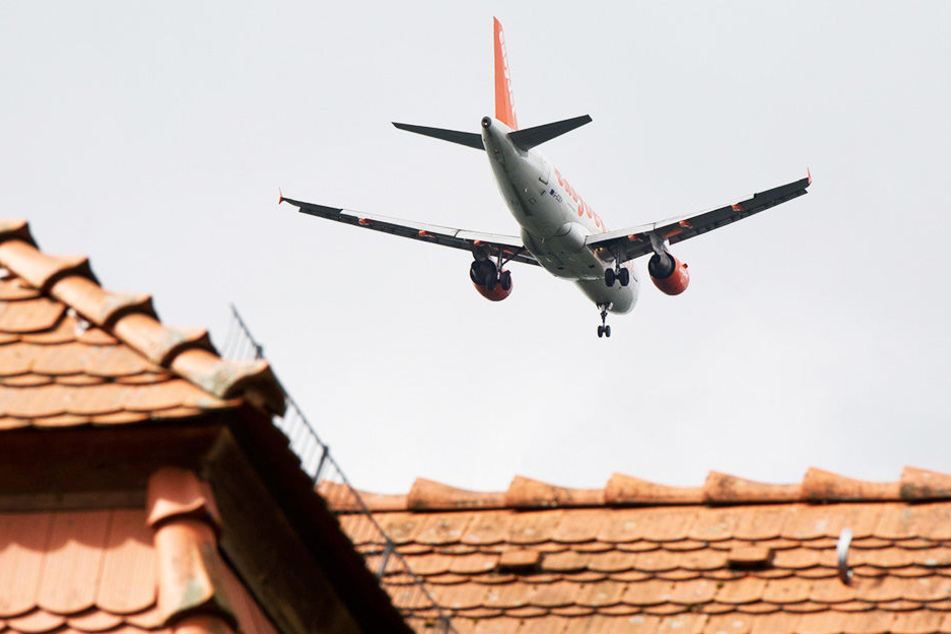 Hunderte Flugzeuge fliegen täglich über Wohngebiete nahe des Schkeuditzer Flughafens.