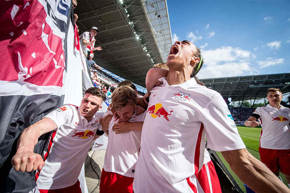 RB Leipzig will gegen Rekordmeister Bayern München im letzten Saison-Heimspiel noch mal zeigen, was sie drauf haben. Dieses Foto von Thomas Eisenhuth wurde übrigens als Sächsisches Pressefoto des Jahres ausgezeichnet.