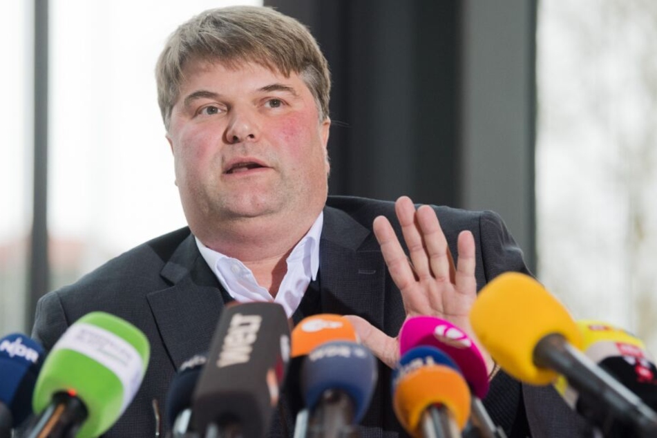 Landrat Tjark Bartels stellt ein Präventionskonzept gegen sexuellen Missbrauch vor.