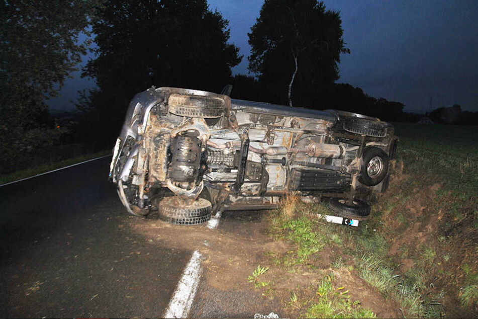 Das Auto kam auf der Seite zum Liegen.
