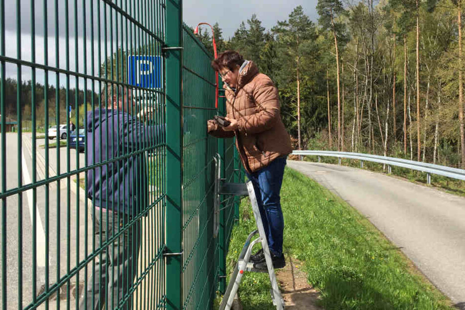 Christina Wagner verkauft weiter ihre Zaun-Wurst an der A9.