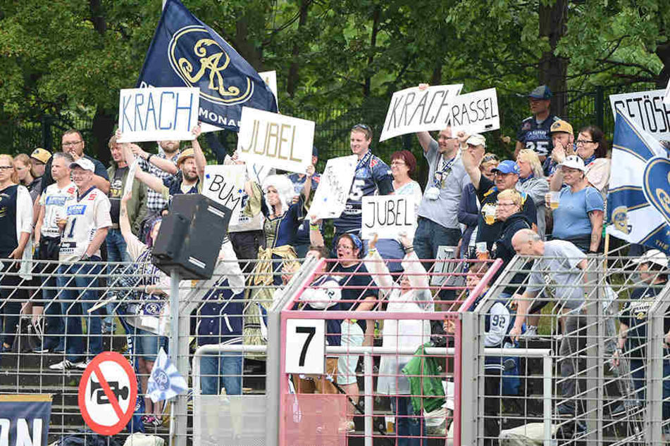 Die Dresdner-Fans mit einer witzigen Verbal-Choreografie.