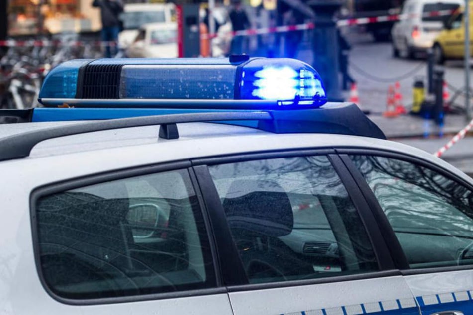 Die Polizei konnte den Raser festnehmen, nachdem er ein Einsatzfahrzeug gerammt hatte (Symbolbild).