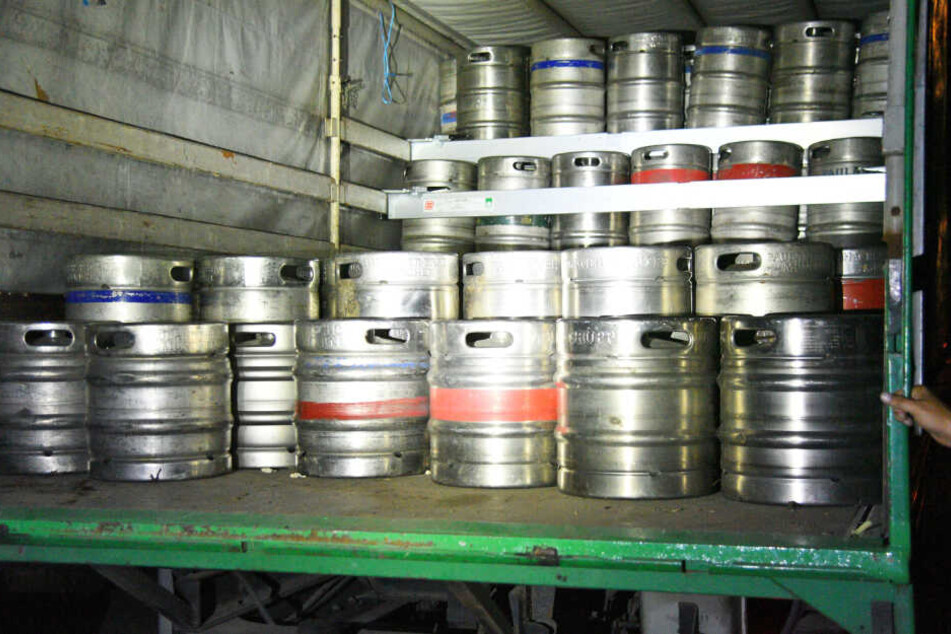 Die gestohlenen Bierfässer wurden in einem Polizei-Lastwagen von den Beamten abtransportiert.