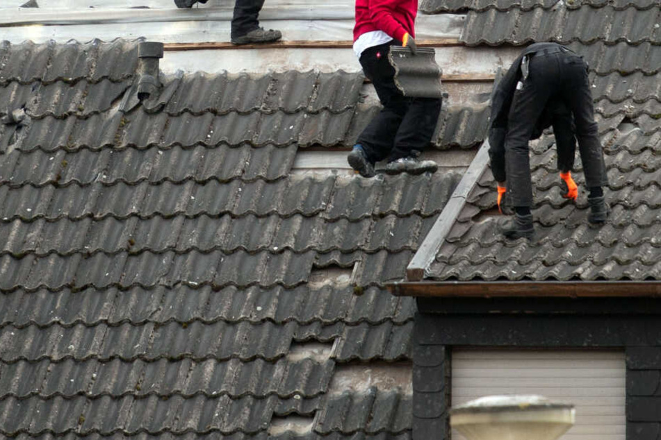 Falsche Dachdecker haben sich in Thüringen Tausende Euro erschlichen. (Symbolbild)
