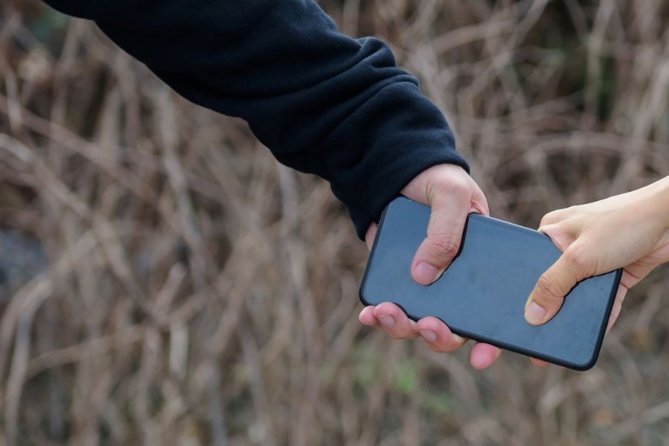 Der Täter nutzte den Überraschungseffekt und nahm das Smartphone des Opfers an sich (Symbolbild).