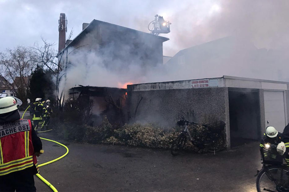 Das Haus in der Holländischen Straße in Bielefeld brannte am Sonntagmorgen..