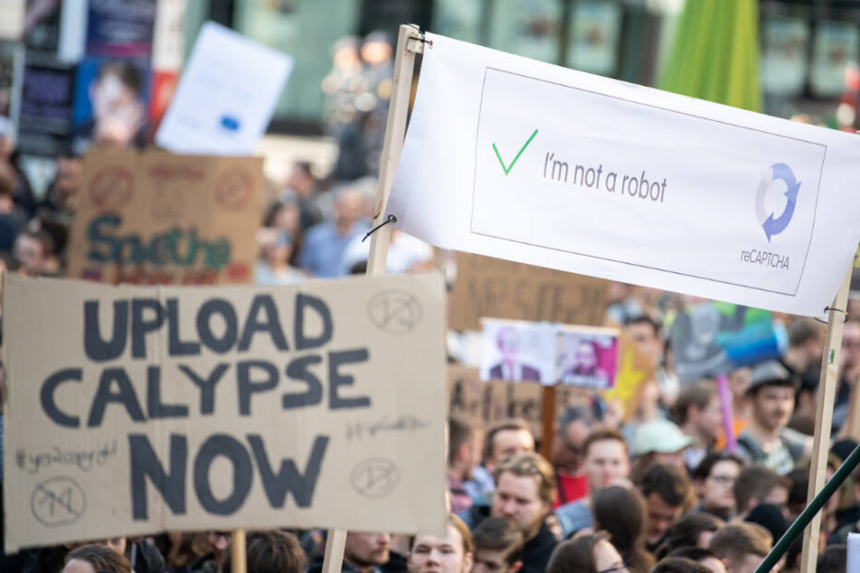 Die Demonstranten befürchten, dass potenzielle Upload-Filter bei YouTube und anderen Diensten zu einer Zensur führen könnten.