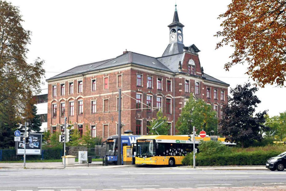 Am Sonntag arbeitet Romy Helbig als stellvertretende Wahlvorsteherin im Wahllokal
der 42. Grundschule am Riegelplatz.