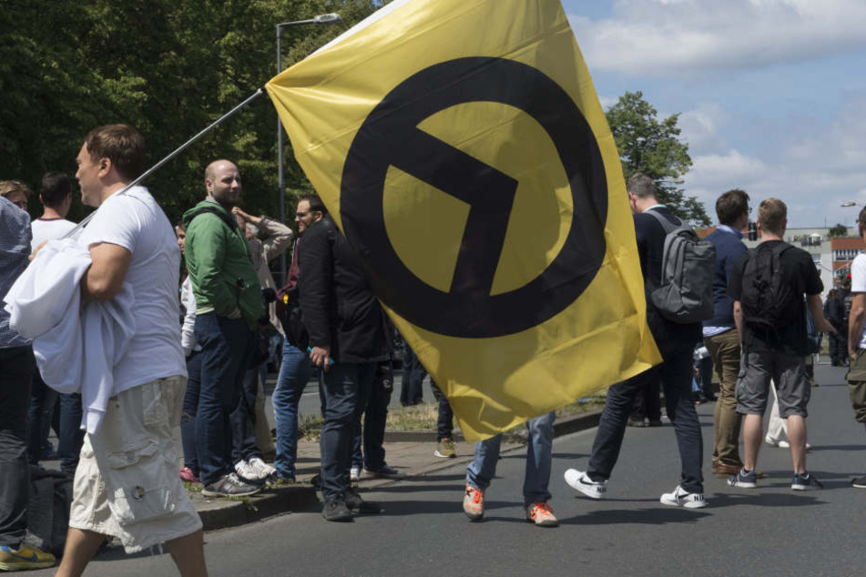 Eine Flagge der rechtsextremen Identitären Bewegung.