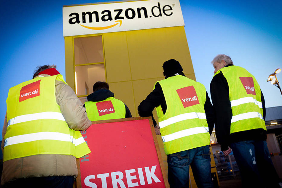 Im Amazon-Zentrum in Leipzig stehen heute die Bänder still. Mitarbeiter streiken für ein besseres Gehalt.