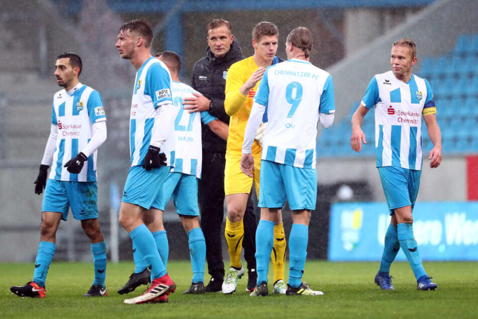 Am 14. Spieltag gab es ein 4:0 gegen den FC Oberlausitz. Trainer David Bergner (M.) gratuliert Rafael Garcia, Michael Blum, Timo Mauer, Jakub Jakubov, Kimmo Hovi und Dennis Grote (v. l.) zum Heimsieg.