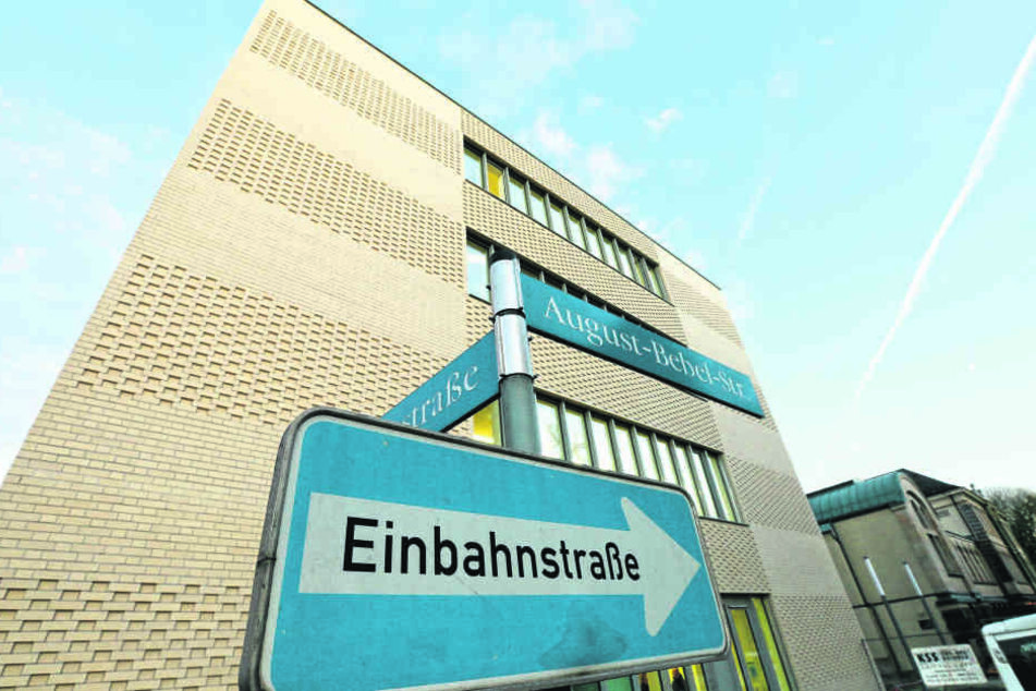 Der Millionen-Anbau am Zwickauer Finanzamt wird ab sofort von rund 100 weiteren Beamten genutzt.