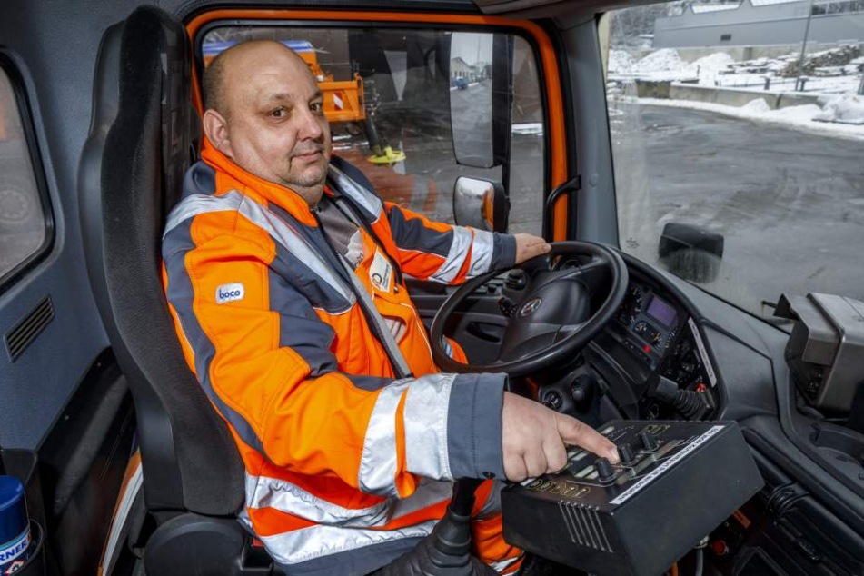 Jens Schiller (53) fährt für die Stadtreinigung Dresden ein
Schneeräumfahrzeug samt GPS-Technik