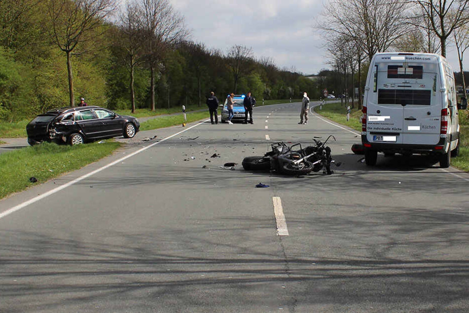 Der erste Unfall: Der Biker (43) verletzte sich schwer. Er brach sich unter anderem mehrere Knochen.