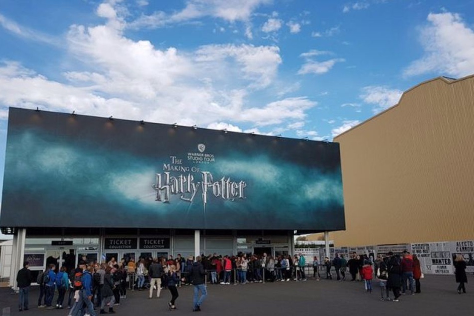 Filmfans warten gespannt vor den Warner Bros. Studios.