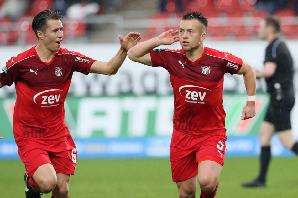 Christoph Göbel (l.) jubelt hier gemeinsam mit seinem Bruder Patrick, von dem er während seiner langen Verletzungspause sehr viel Unterstützung erhielt.