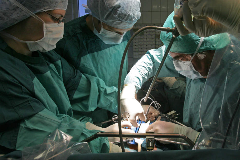 Nach einer Herz-Transplantation wachte der Mann mit zwei Herzen auf. (Symbolbild)