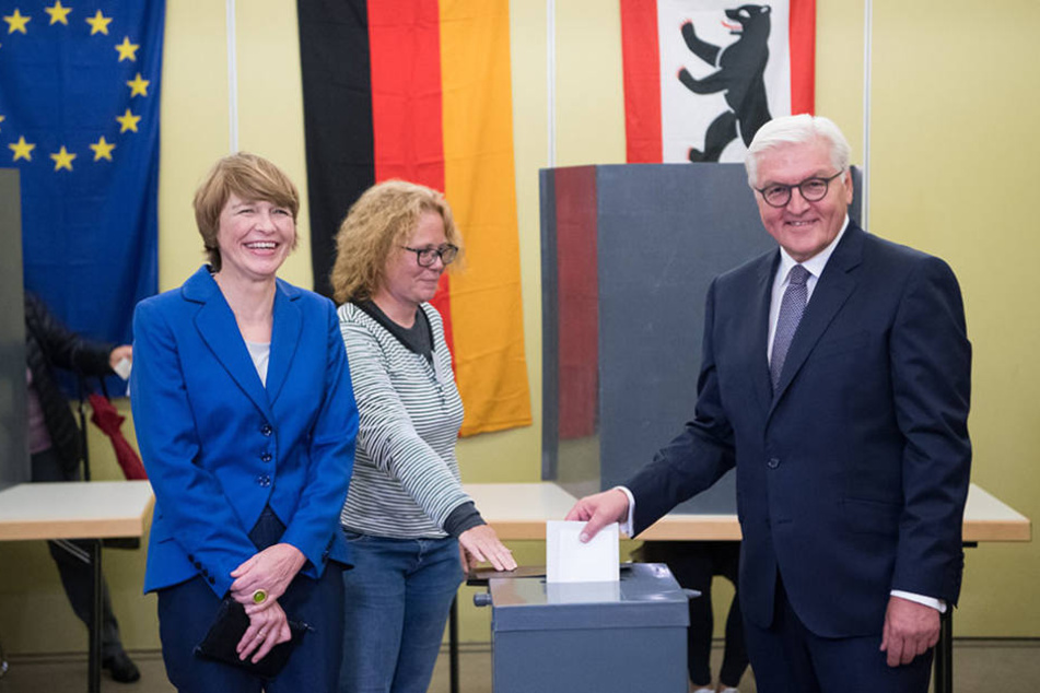Bundespräsident Frank-Walter Steinmeier (r) und seine Frau Elke Büdenbender (l) geben in ihrem Wahllokal in Berlin-Zehlendorf ihre Stimmen zur Bundestagswahl 2017 ab