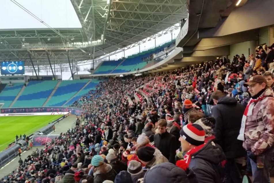 Die Fans waren auf dem Weg zum Fußballspiel Glasgow Rangers gegen RB Leipzig.