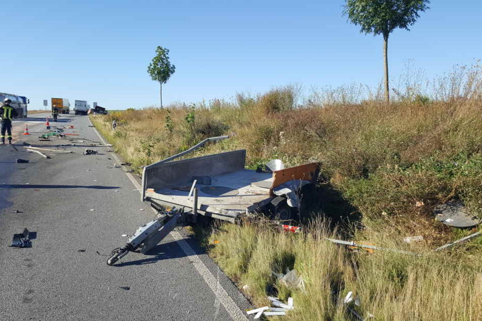 Der Lkw-Fahrer übersah vermutlich den Kleintranspoter am Straßenrand.