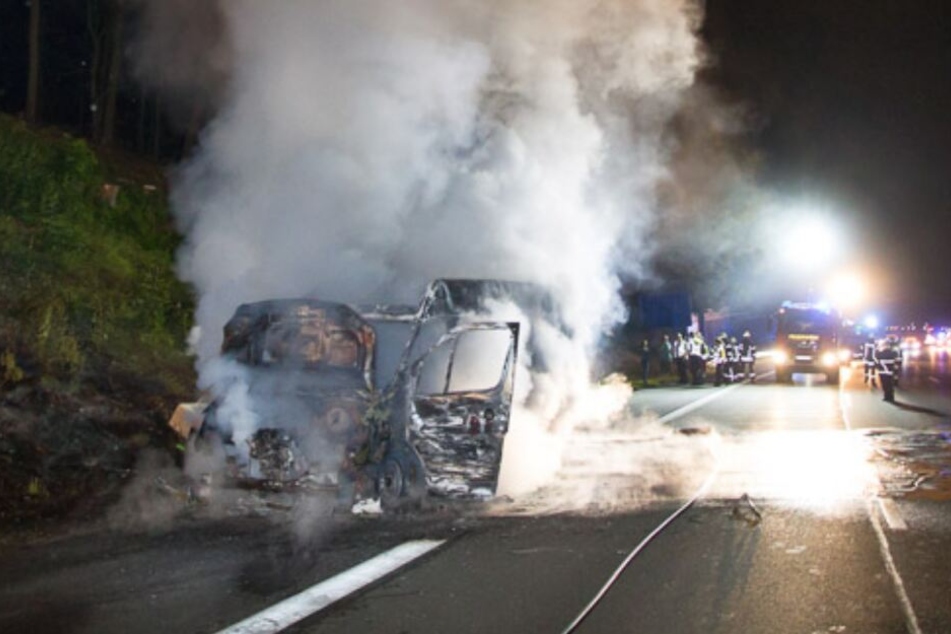 Betriebsstoffe des Wagens verteilten sich über der kompletten Fahrbahn.