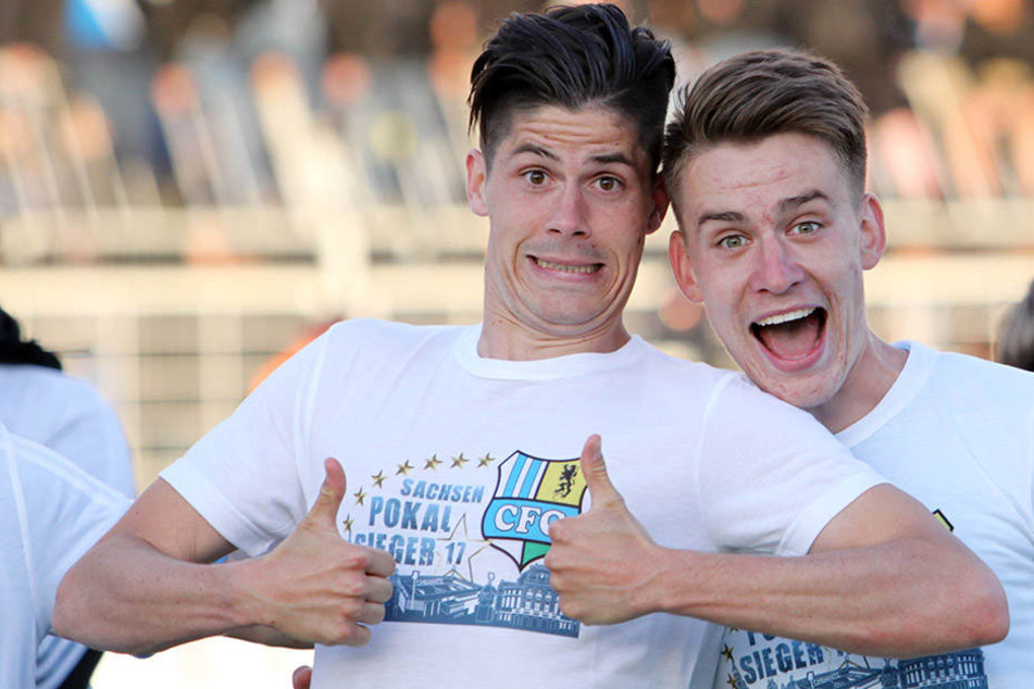 Dennis Mast und Florian Hansch (r.) hatten nicht nur auf dem Platz viel Freude. Hier feiern sie gemeinsam den Pokalsieg in Leipzig.