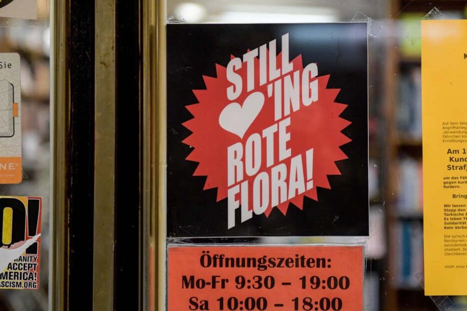 Ein Plakat mit der Aufschrift "Still loving Rote Flora!" hängt 1 Jahr nach den Ausschreitungen beim G20-Gipfel als Solidaritätsbekundung in einem Ladenlokal im Hamburger Schanzenviertel in der Nähe der Roten Flora.
